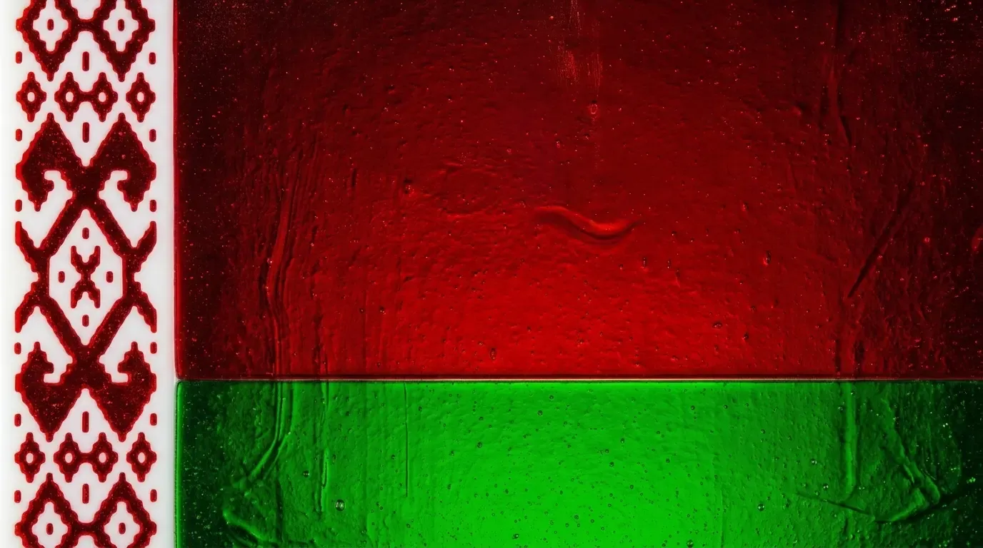 Panneau artistique en verre fusionné avec le drapeau de Bélarus